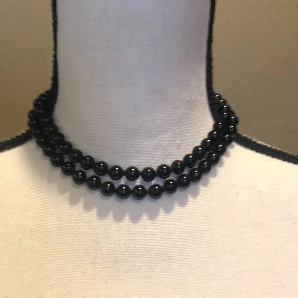 VINTAGE PREMIER DESIGNS CROWN BLACK BEAD NECKLACE WITH GOLD TONE CLASP - 29
